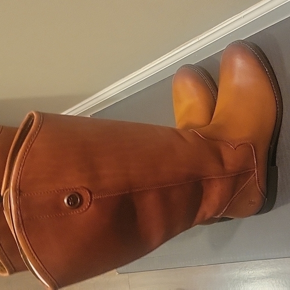NEW! FRYE Marissa Medallion Inside Zipper Tall Leather Cognac Riding Boots 6M. - Picture 9 of 11